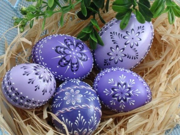 décoration-oeufs-Pâques-cire-motifs-floraux-complexes-lilas-violet-blanc